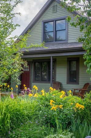 Exterior detail - The Garden House in Livingston (Livingston)