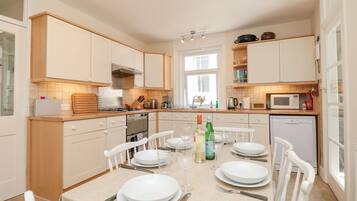 Frigorífico, lavavajillas, hervidor eléctrico y tostadora