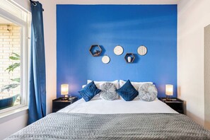 Bureau, fer et planche à repasser, lit parapluie, Wi-Fi