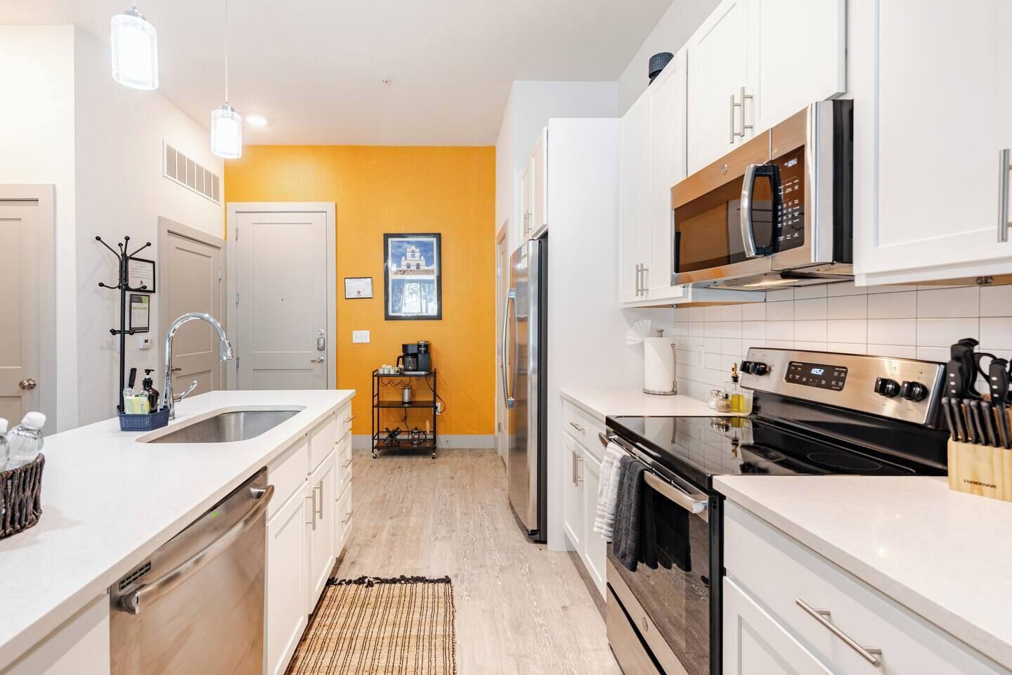 Køleskab, mikrobølgeovn, ovn, kogeplade