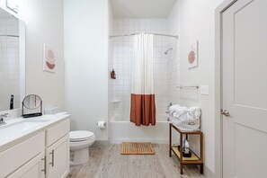 Sèche-cheveux, serviettes fournies