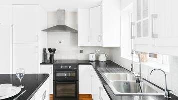 House | Private kitchen | Fridge, microwave, oven, dishwasher