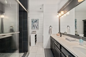 Dusche, Haartrockner, Handtücher, Seife