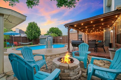Cozy & Spacious Home w/ Private Pool, BBQ, Game Room close to DFW, Sleeps 10-12