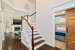 5 quartos, escrivaninha, ferros/tábuas de passar roupa, berço de viagem