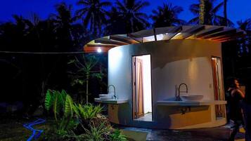 Standard Twin Room | Bathroom | Shower, rainfall showerhead, soap, shampoo