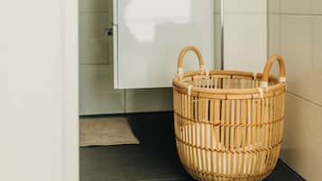 Een douche, een haardroger, handdoeken, zeep