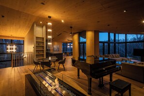 Chalet, 4 habitaciones, para no fumadores (Onsen) | Área de sala de estar | Televisión de pantalla plana, chimenea y Netflix 