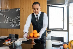 Room service - dining - Hanaridge Residence 11 (Kutchan)