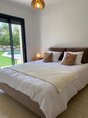 3 habitaciones, tabla de planchar con plancha y cuna de viaje 