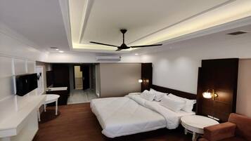 Royal Double Room | In-room safe, soundproofing, iron/ironing board, free WiFi
