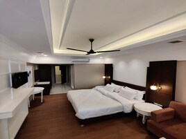 Royal Double Room | In-room safe, soundproofing, iron/ironing board, free WiFi