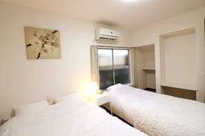 2F | 5 室のベッドルーム、デスク、遮光カーテン、アイロン / アイロン台