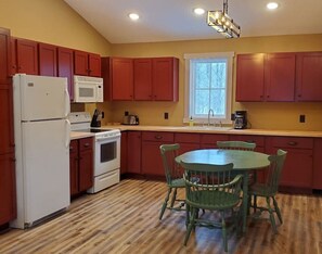 Frigorífic, microones, forn i placa de cuina 