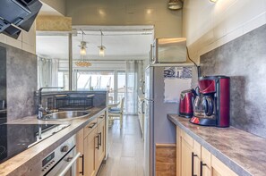 Fridge, microwave, oven, coffee/tea maker