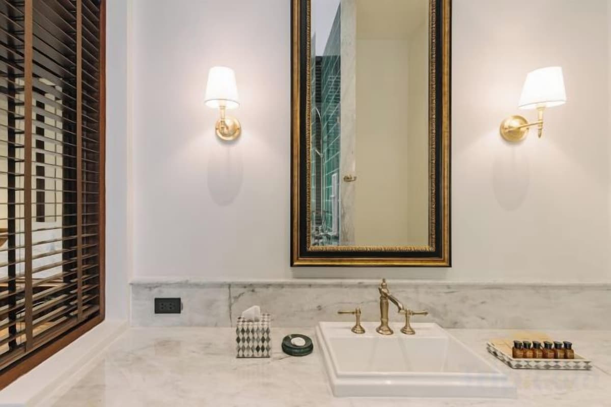 Shower, rainfall showerhead, free toiletries, hair dryer