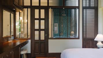 Phòng đôi Deluxe | Minibar, trang bị nội thất với thiết kế riêng biệt, bàn