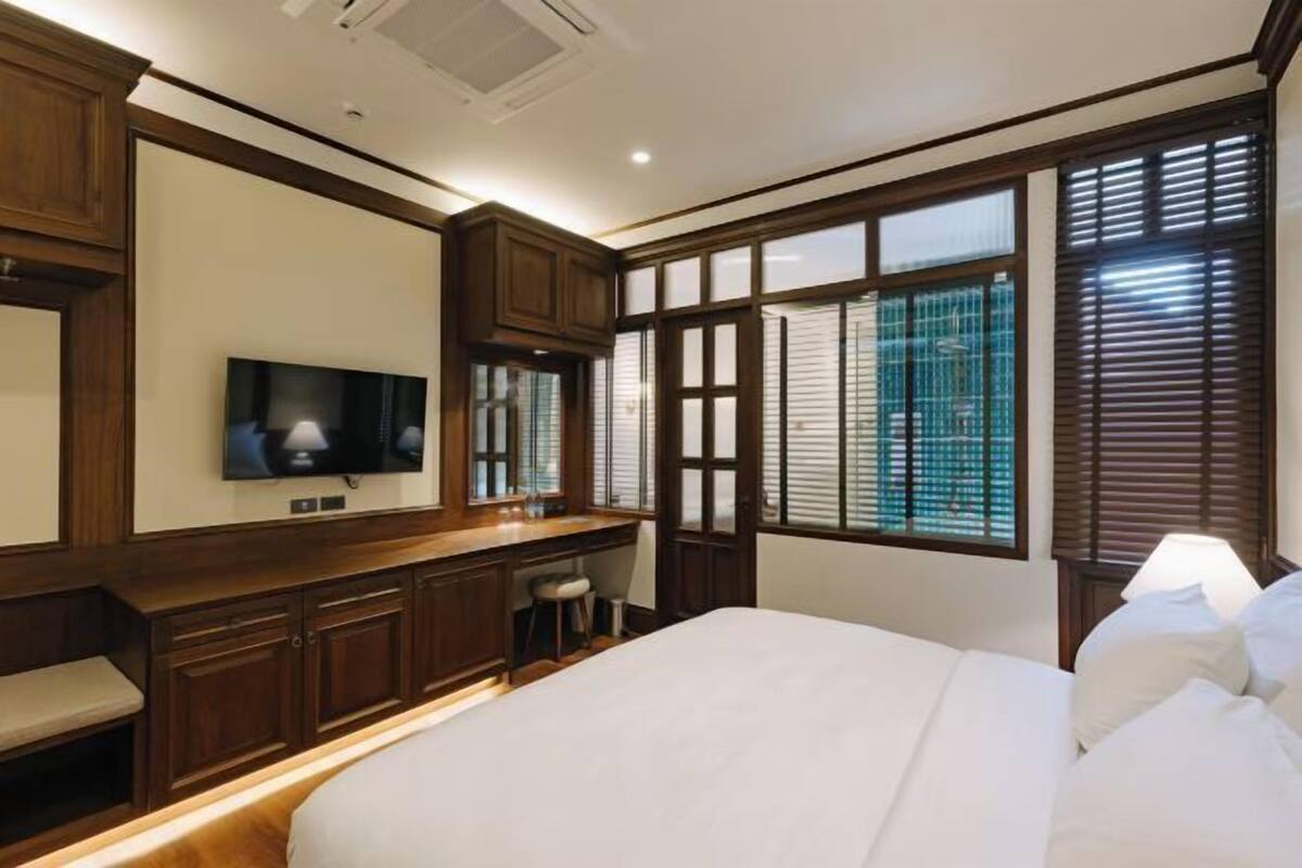 Minibar, desk, free WiFi, individually furnished