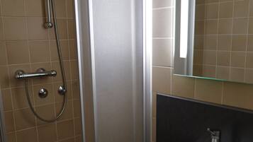 Secador de pelo, toallas, jabón, papel higiénico