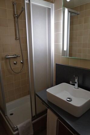 Hair dryer, towels, soap, toilet paper - Hotel Am Bad (Esslingen)