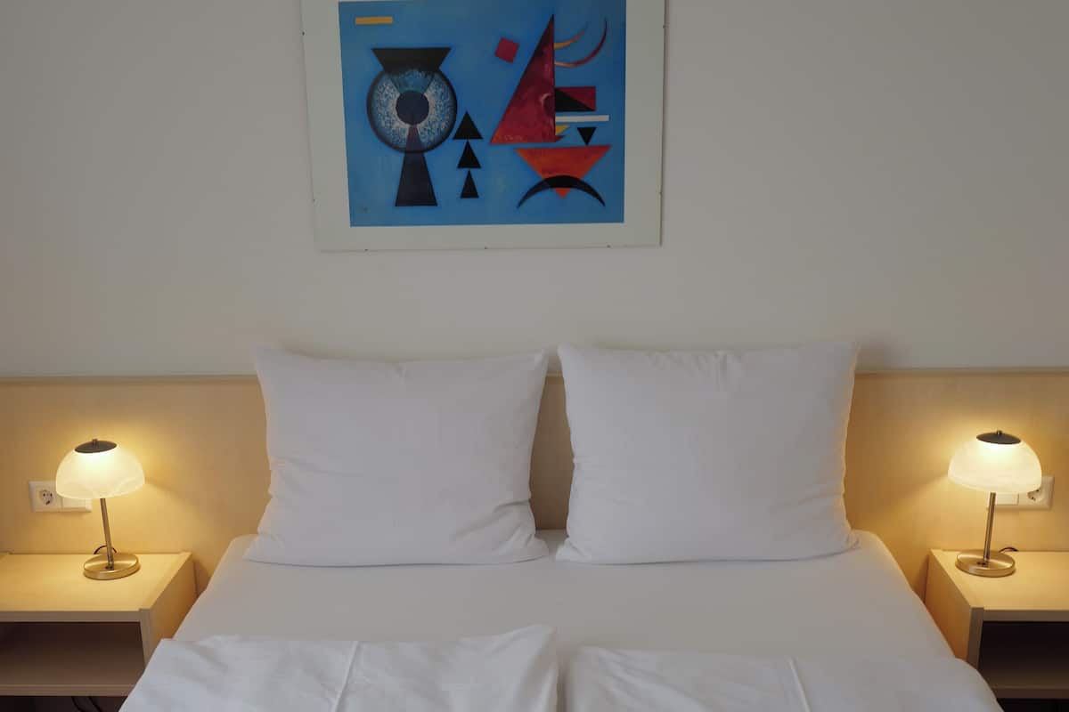 Quarto casal conforto | Escrivaninha, quartos à prova de som, Wi-Fi de cortesia