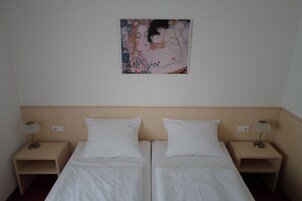 Comfort-Doppel- oder -Zweibettzimmer | Schreibtisch, schallisolierte Zimmer, kostenloses WLAN