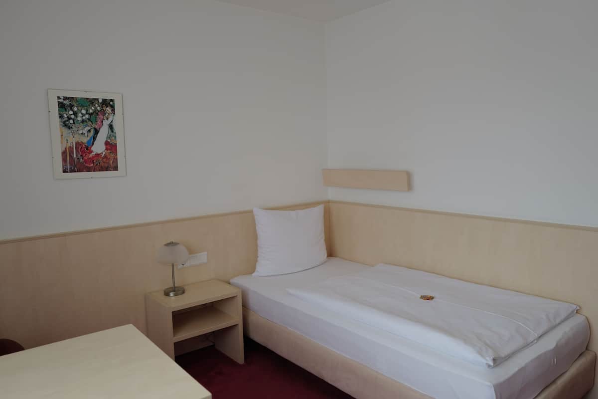 Quarto solteiro conforto | Escrivaninha, quartos à prova de som, Wi-Fi de cortesia
