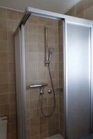 Haartrockner, Handtücher, Seife, Toilettenpapier