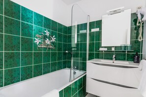 Comfort Double Room Senival | Bathroom | Bathtub, free toiletries, towels, soap - La Villa Bel Air (Flamanville)