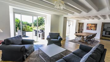 Comfort Cottage | Living area | 24-inch flat-screen TV with digital channels, TV