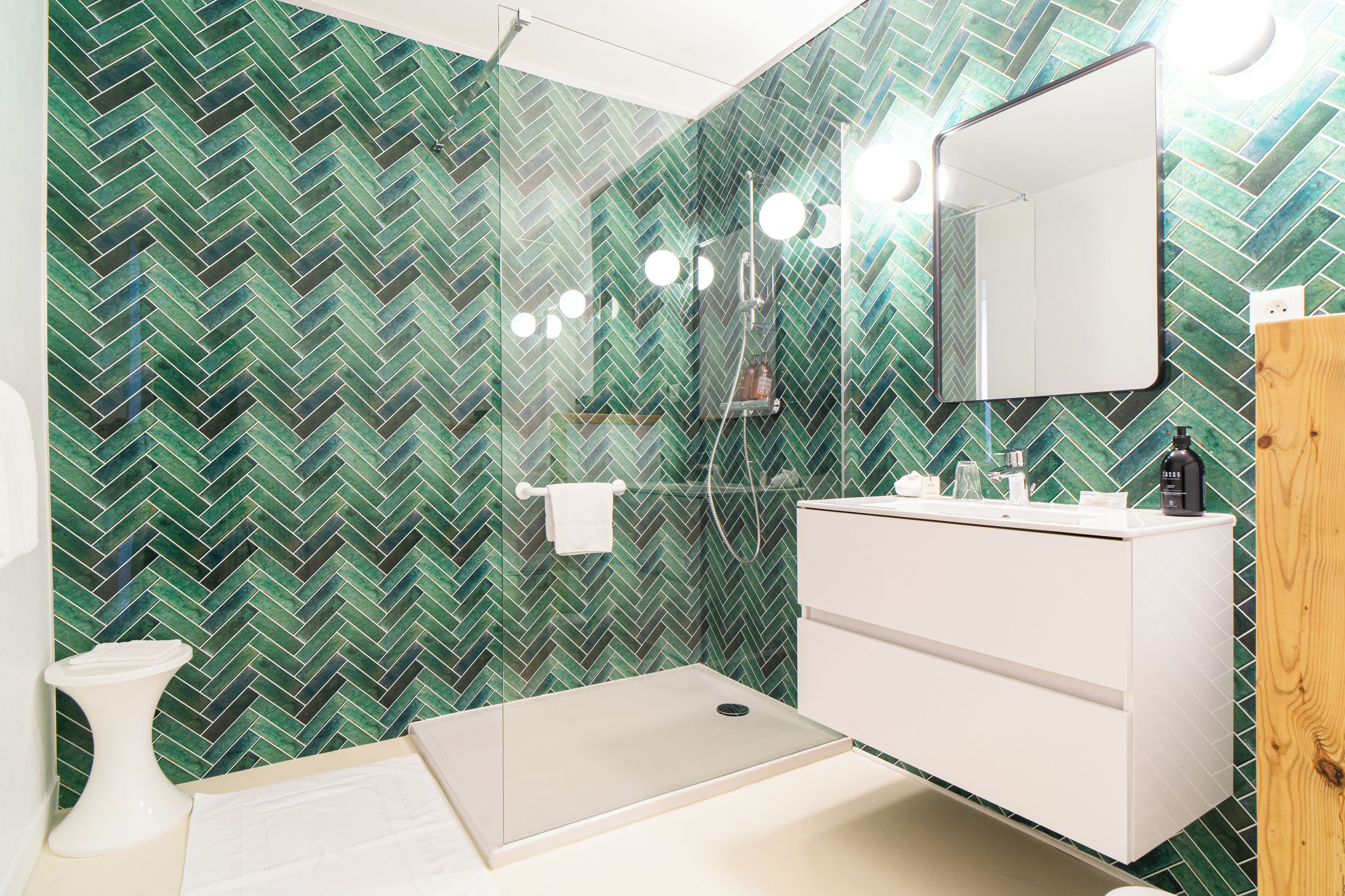 Superior-Zimmer, 1 Queen-Bett | Badezimmer | Badewanne, kostenlose Toilettenartikel, Handtücher, Seife