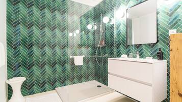 Superior-Zimmer, 1 Queen-Bett | Badezimmer | Badewanne, kostenlose Toilettenartikel, Handtücher, Seife