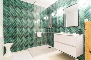 Superior Room, 1 Queen Bed | Bathroom | Bathtub, free toiletries, towels, soap - La Villa Bel Air (Flamanville)