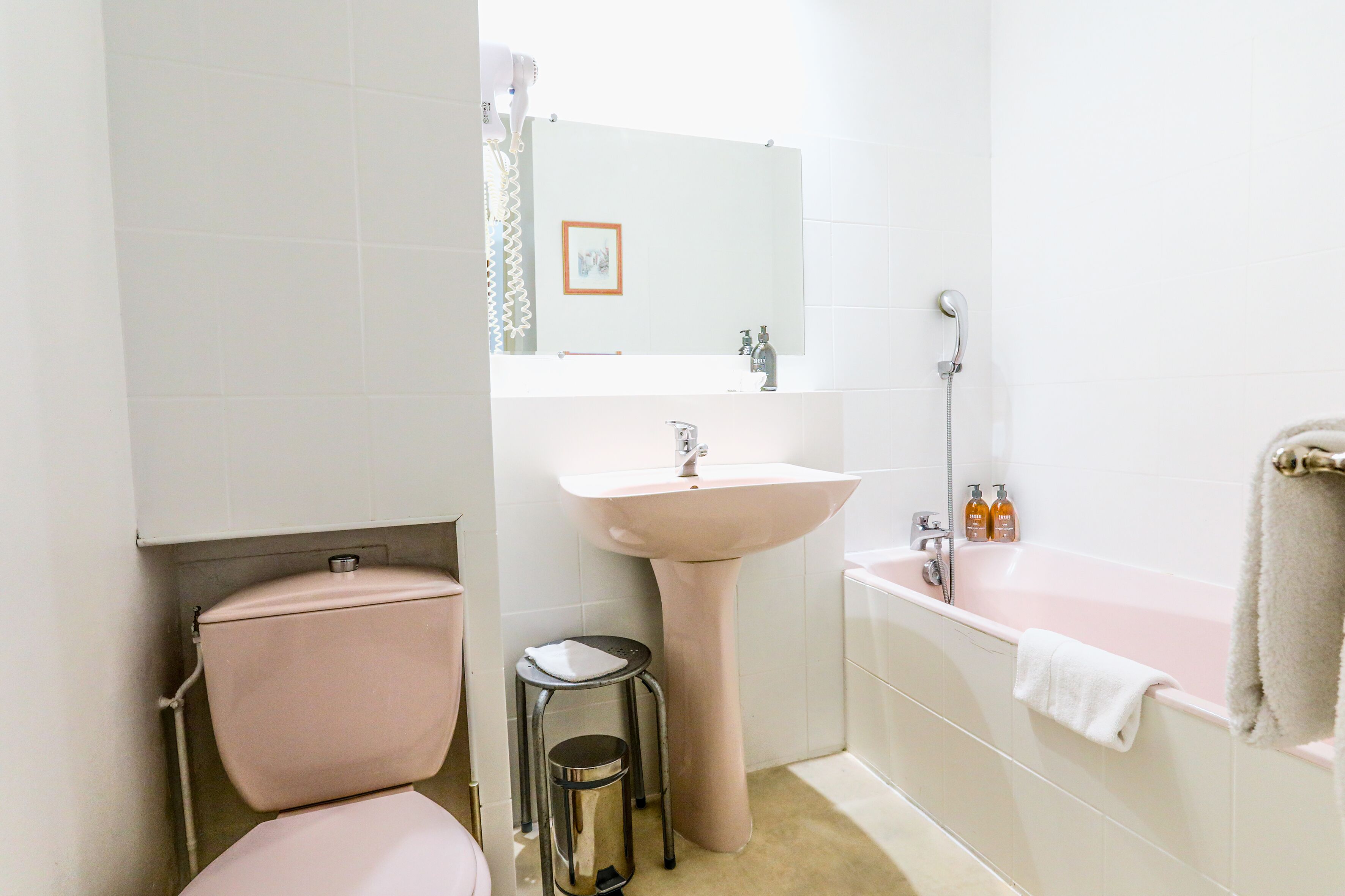 Een badkamer met toilet, wastafel en bad.