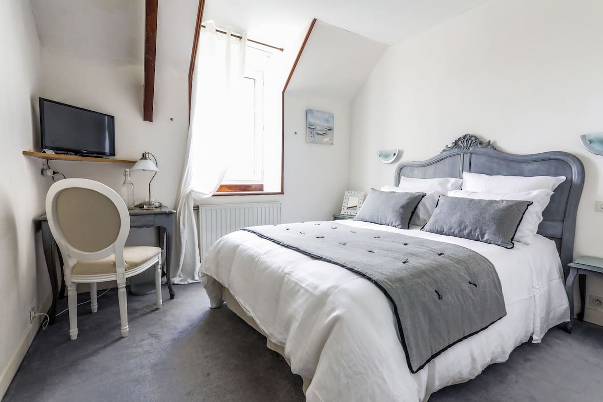 1 chambre, décoration personnalisée, ameublement personnalisé, bureau