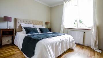 Individueel gedecoreerd, individueel gemeubileerd, een bureau