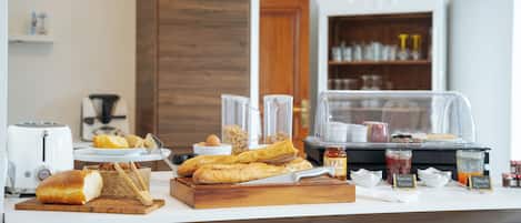 Café da manhã com buffet grátis todos os dias