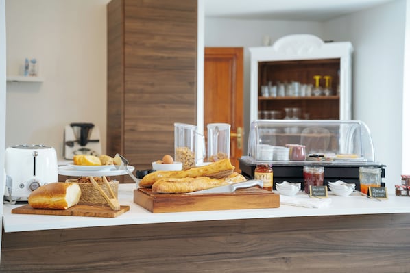 Free daily buffet breakfast - La Villa Bel Air (Flamanville)