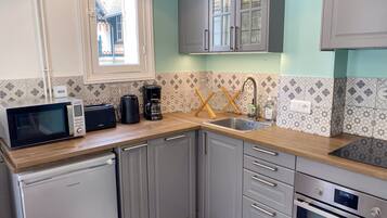 Refrigerador, microondas, horno, placa de cocina