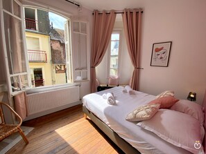 4 habitaciones, tabla de planchar con plancha y cuna de viaje 