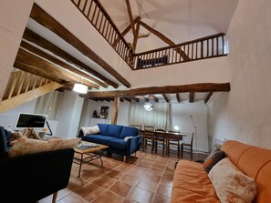 تلفزيون ذكي، مدفأة، مشغل دي في دي، كُتُب