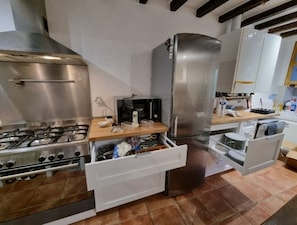 Réfrigérateur, micro-ondes, four, plaque de cuisson