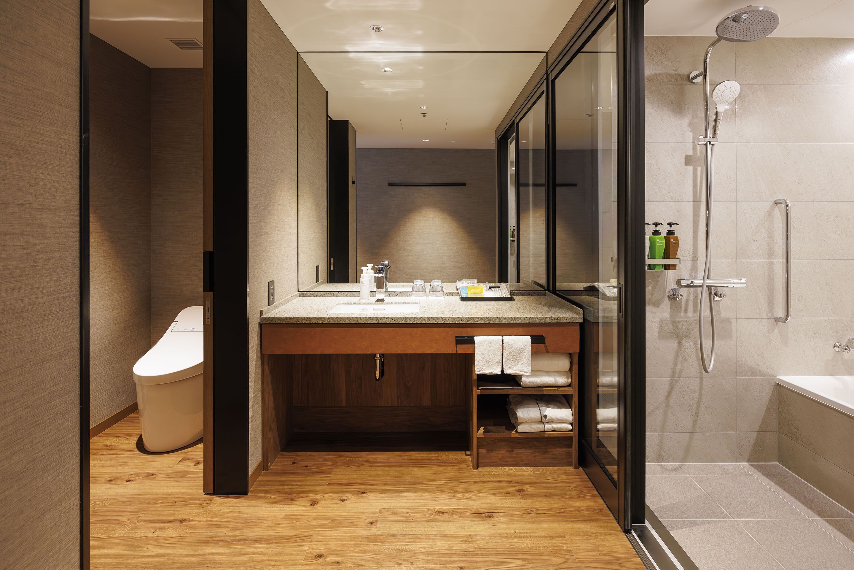 combined shower/bathtub, deep-soaking bathtub, free toiletries