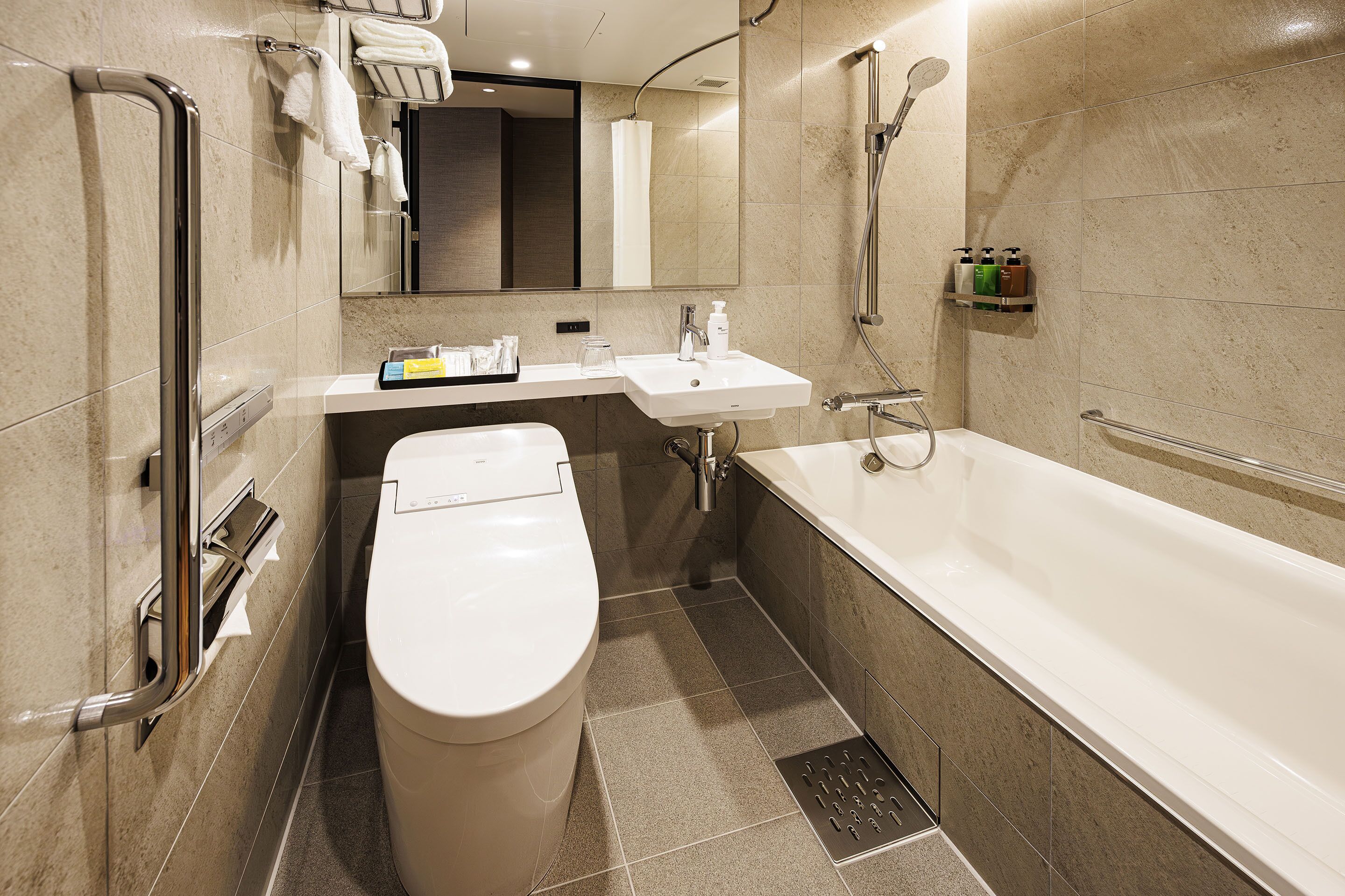 combined shower/bathtub, deep-soaking bathtub, free toiletries