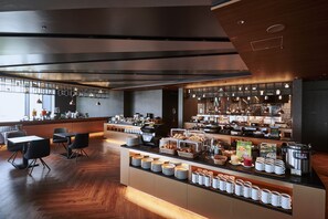 每日供应自助式早餐(每人 JPY 2750)