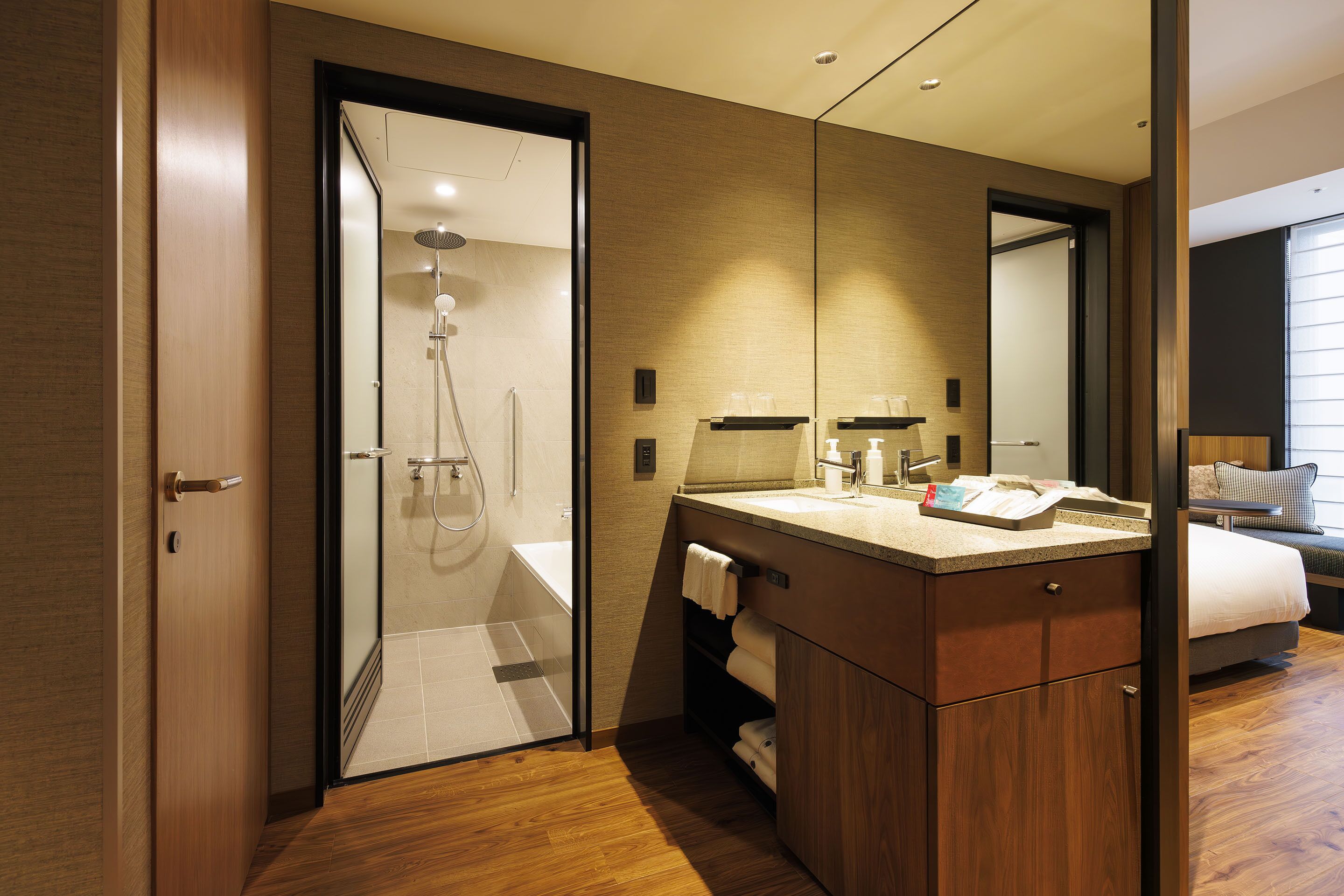 combined shower/bathtub, deep-soaking bathtub, free toiletries