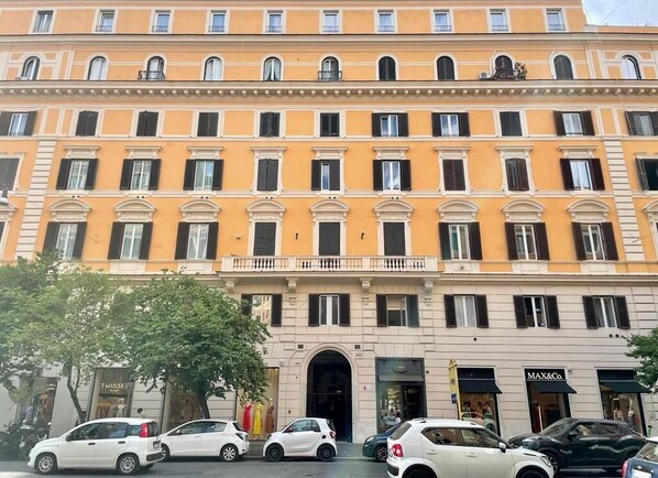 Vista frontal de la propiedad