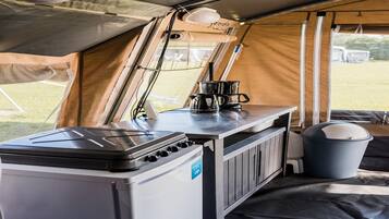 Frigorífico, cafetera o tetera y mesa de comedor