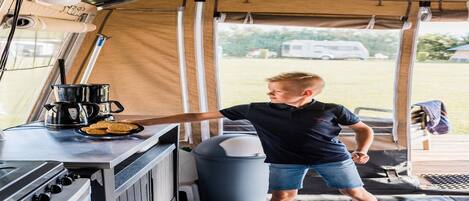 Réfrigérateur, cafetière/bouilloire, tables à manger