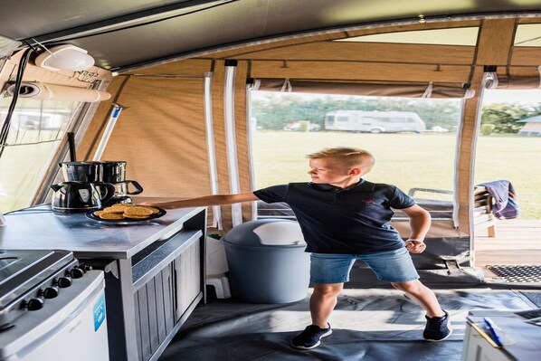 Réfrigérateur, cafetière/bouilloire, tables �à manger